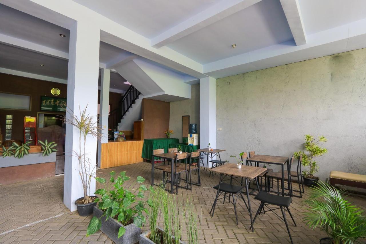 Oyo 2453 Artha Graha Vip Hotell Banyuwangi  Exteriör bild