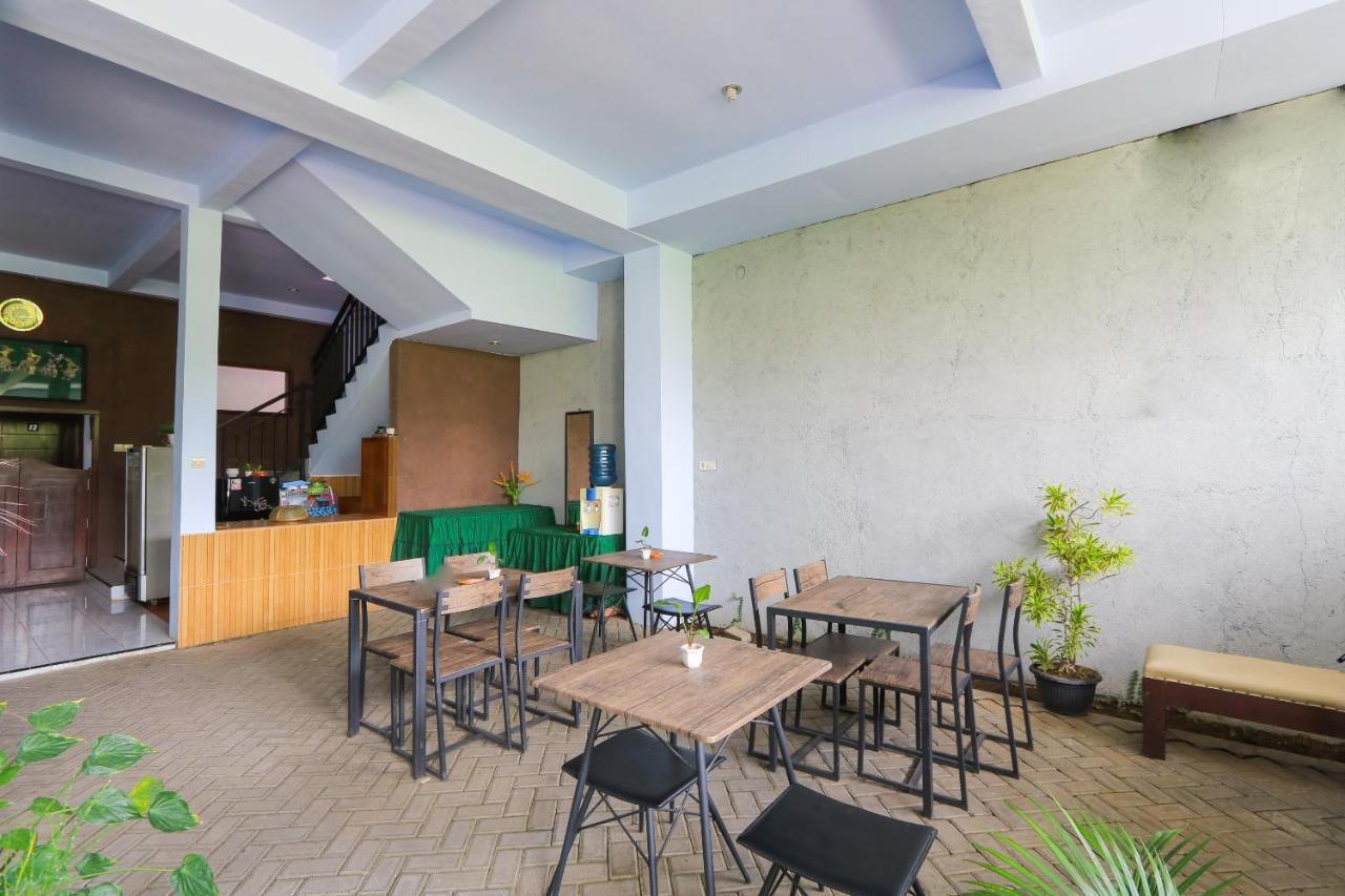 Oyo 2453 Artha Graha Vip Hotell Banyuwangi  Exteriör bild
