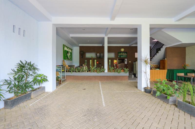 Oyo 2453 Artha Graha Vip Hotell Banyuwangi  Exteriör bild