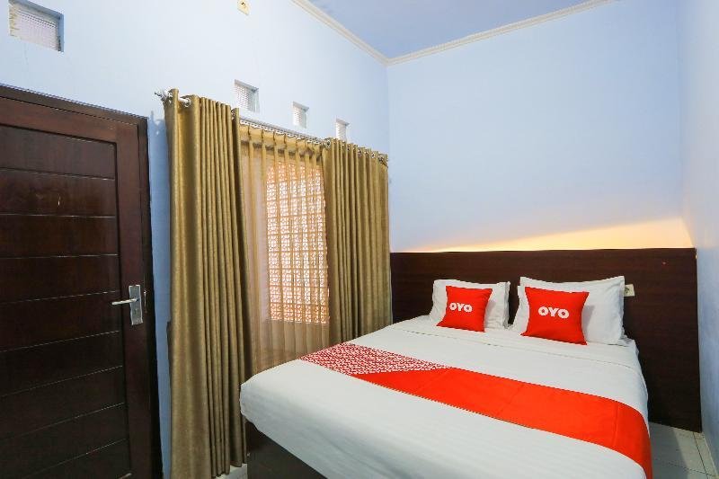 Oyo 2453 Artha Graha Vip Hotell Banyuwangi  Exteriör bild